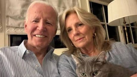 Auguri e solidarietà bipartisan per Biden. L'abbraccio di Trump