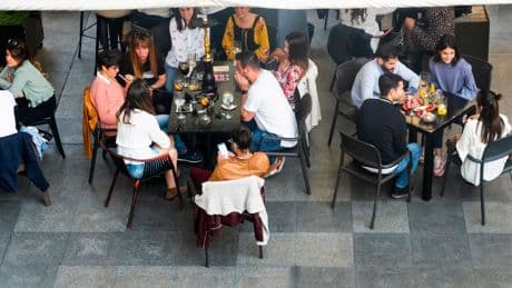 Indignación entre los hosteleros por el plan antitabaco de Mónica García: &quot;Miles quitarán las terrazas&quot;