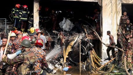 Zeker 16 doden bij vliegtuigongeluk in Bangladesh