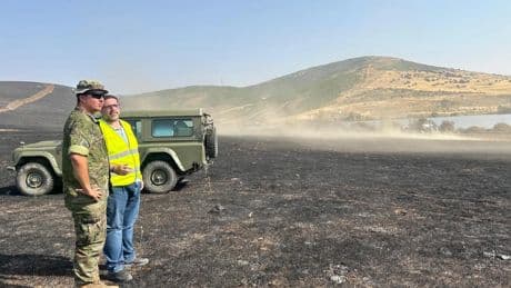 El Ejército trata de evitar que las cenizas contaminen el agua del embalse de Ávila