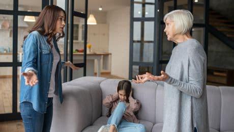 Grands-parents hypersurveillés : d’où vient cette méfiance des jeunes parents ?