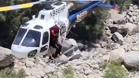 Drei Tage gefangen - Mann sitzt hinter Wasserfall