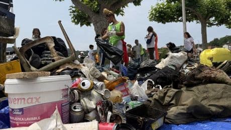 Voluntarios recogen 1.800 kilos de basura del litoral de Uribe Kosta