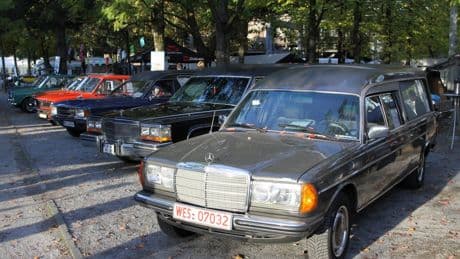 Brake: Skurriler Garagenfund – alter Leichenwagen wird verkauft