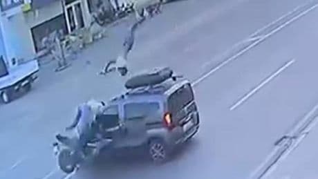 Havada üç takla attı: Dehşet dolu anlar kamerada