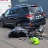 Motorrijder (30) belandt onder geparkeerde auto na val in Deurne