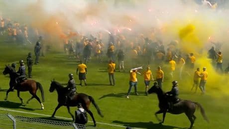 Polizei-Pferde! Raketen! Platzsturm! - Bedrohliche Szenen beim Dresden-Aufstieg!