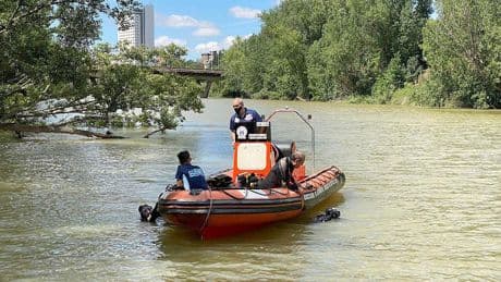 Los Bomberos rescatan a un joven de 20 años que se cayó al río Pisuerga en Valladolid