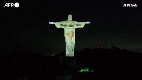 Rio, omaggio a Papa Francesco sul Cristo Redentore | Video