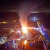 Notrufe in der Nacht: Riesiger Schrottberg in Essen steht in Flammen