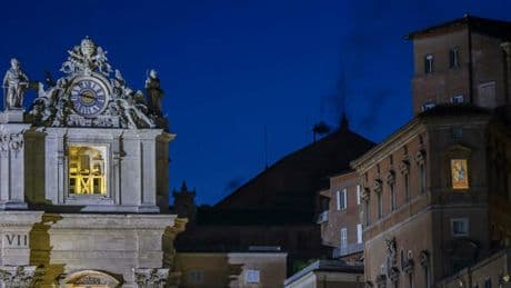 Conclave, divisioni e ritardi poi la fumata nera: Parolin favorito (con 50 voti), ma salgono le quotazioni di Erdo, Tagle, Pizzaballa