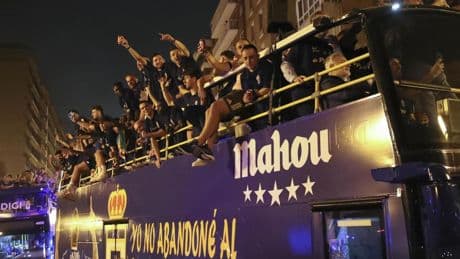 Miles de personas celebran por las calles de la ciudad el ascenso del Oviedo