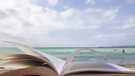 Dieci libri da leggere prima della fine dell’estate 2025