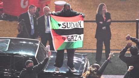 Le figurant brandissant un drapeau palestinien à la mi-temps du Super Bowl s’est rendu à la police