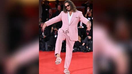 Jason Momoa in Venedig: Ganz in Pink zieht er alle Blicke auf sich