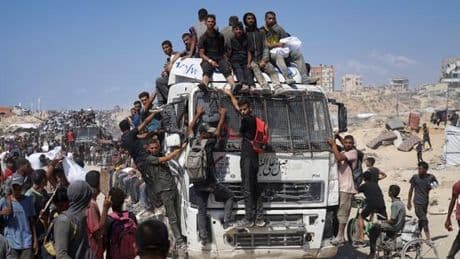 En direct, Gaza : la France commence le largage d’aide humanitaire, l’UNRWA dit avoir « 6 000 camions chargés » prêts à y entrer
