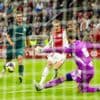 Ajax wint dankzij sterke eerste helft met 3-1 van PEC Zwolle