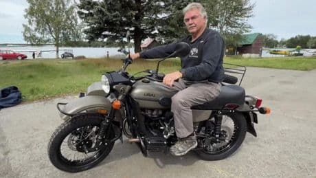 Man uit Alaska krijgt motor cadeau van Poetin na viraal interview: ’Ik dacht eerst dat het een grap was’