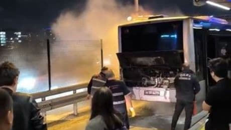 Metrobüste yangın paniği