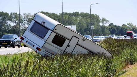Drama voor Duitse toeristen: vakantiegangers zien caravan de sloot in glijden op N57