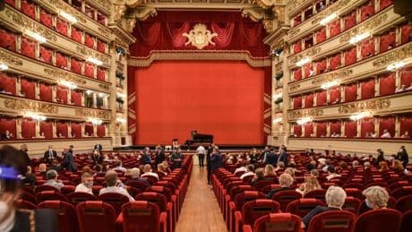 La Scala de Milán acaba con la manga ancha en el 'dress code' de los turistas