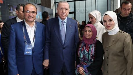Bakan Göktaş, Gazze'de gönüllü olarak görev yaparken yuva kuran profesörü paylaştı