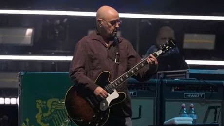 Oasis guitarist leaves fans in stitches with just one word as he hits back at setlist comment