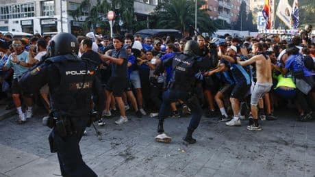 Cargas policiales contra los ultras del Olympique de Marsella en las puertas del Bernabéu