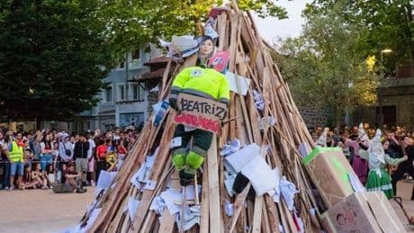 Condena por la quema de una figura de Artolazabal con traje de jardinero en las hogueras de Vitoria
