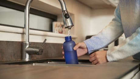 Trinkflasche müffelt? Mit diesem Hausmittel-Trick wird sie wieder wie neu
