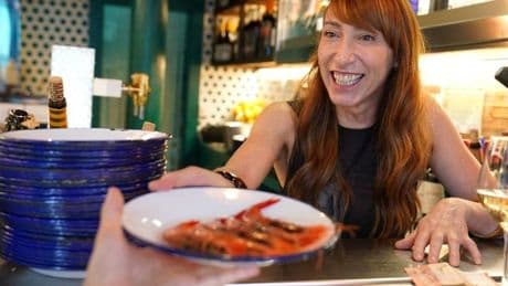 Isabel, la camarera bilbaína que mira a los ojos de los clientes