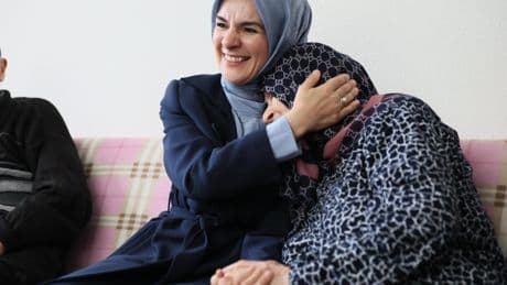 Bakan Göktaş'tan 70 yıldır evli olan Yılmaz çiftine ziyaret
