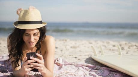 Pas op met ’gratis’ roaming: zo voorkom je een hoge telefoonrekening na de zomervakantie
