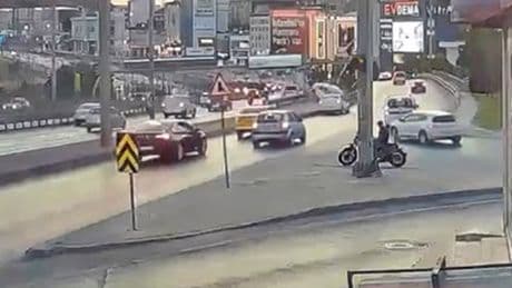 Avcılar D-100 yan yolda kaza kamerada