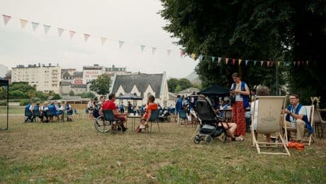 « Ici, tout le monde participe » : au Magnifi’café de Lourdes, des personnes porteuses de handicap en service