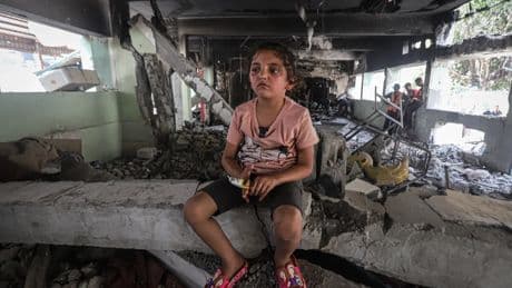 El testimonio de la niña gazatí que caminaba entre las llamas tras un ataque israelí: &quot;Vi que mi mamá estaba muerta&quot;
