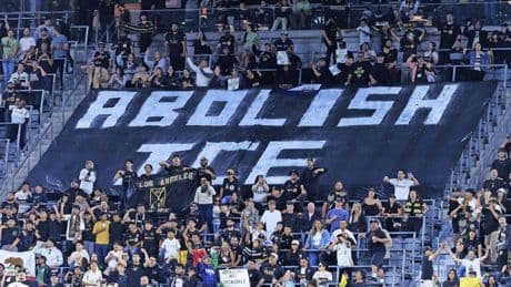 Amerikanische Fußballfans demonstrieren gegen Trump: „Wir sind in Alarmbereitschaft“