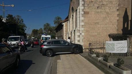 Sanremo, urta un’auto parcheggiata, poi invade il marciapiede opposto e finisce contro una chiesa