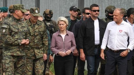 Von der Leyen defiende una "Ucrania bien armada" durante su viaje a la frontera polaca con Bielorrusia