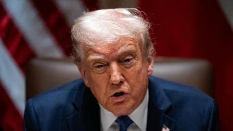 Trump indulta a una republicana culpable de usar donaciones públicas para cirugía estética