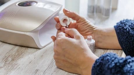 Cómo quitar el esmalte de uñas permanente sin acetona de forma natural
