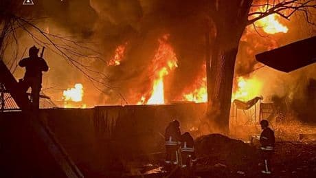 Ukraine : le siège du gouvernement incendié après une attaque aérienne russe record