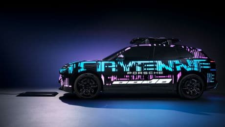 Porsche presenta con il concept della Cayenne elettrica la prima ricarica wireless al mondo