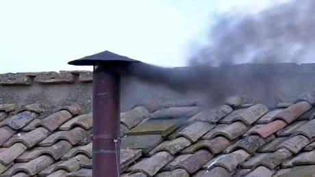 Poging twee: wederom zwarte rook bij Vaticaan