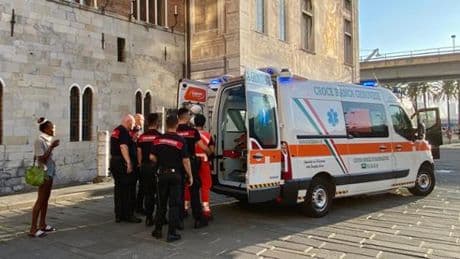 Tensione a Caricamento: uomo armato di cocci di bottiglia semina il panico, ferito un carabiniere