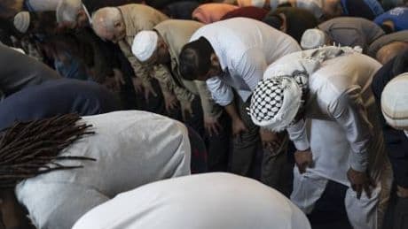 Stretta sugli islamici e sgomberi lampo