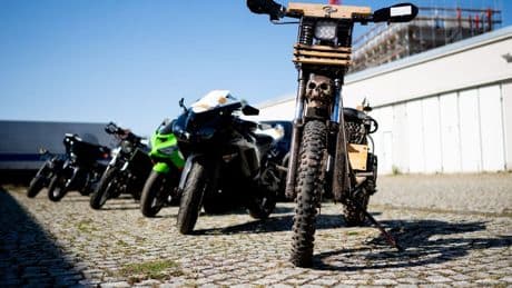 Polizei stellt Motorräder und Bargeld im Rockermilieu sicher