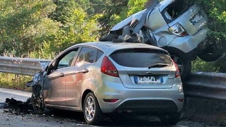 Chieti, scontro frontale tra due auto: morte quattro persone. L'incidente nei pressi dello stadio Angelini