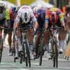 Belg Merlier stort zich met doodsverachting in sprint en pakt zege in derde etappe Tour