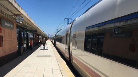 Suspendida la circulación de los trenes AVE entre Madrid y Barcelona por un incendio junto a las vías en Guadalajara